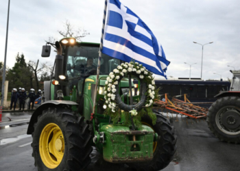Οι αγρότες ανοίγουν λωρίδες κυκλοφορίας για τους εκδρομείς - Θέμα ασφάλειας εγείρει η ΕΛΑΣ