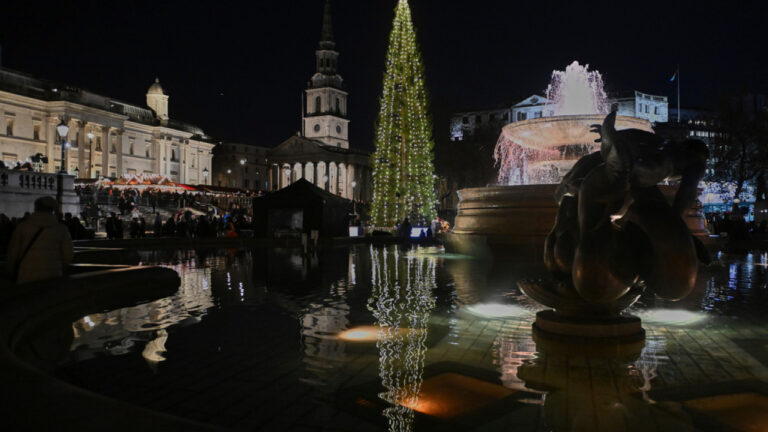 Οι Βρετανοί καταναλωτές μειώνουν τα έξοδα για τα Χριστούγεννα- Kάνουν νωρίτερα τα ψώνια τους