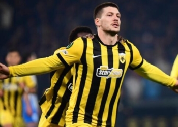 Οπαδός της ΑΕΚ χρειάστηκε διασώστη στο 2-2, αλλά μετά ζήτησε να δει και το πέναλτι!