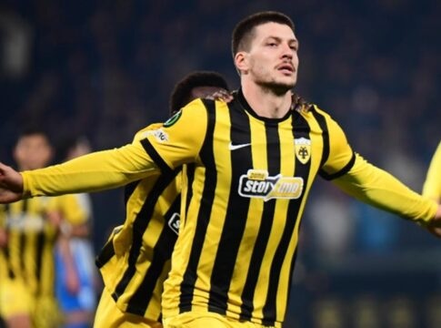 Οπαδός της ΑΕΚ χρειάστηκε διασώστη στο 2-2, αλλά μετά ζήτησε να δει και το πέναλτι!