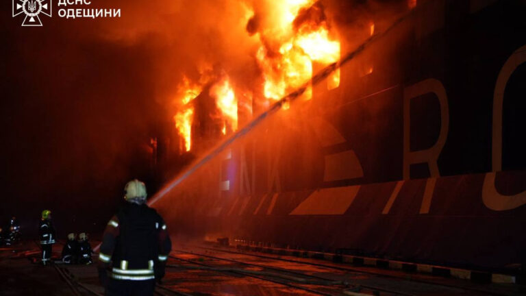 Ουκρανία: Φλέγεται εμπορικό πλοίο Τούρκου πλοιοκτήτη μετά από ρωσική επίθεση στην Οδησσό - Δείτε βίντεο