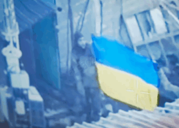 Ουκρανοί σήκωσαν τη σημαία τους στο Ποκρόβσκ διαψεύδοντας τον Πούτιν