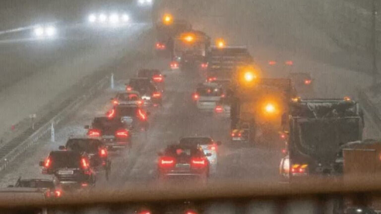 Ουρές χιλιομέτρων σε αυτοκινητόδρομο της Πολωνίας λόγω της πυκνής χιονόπτωσης (βίντεο)
