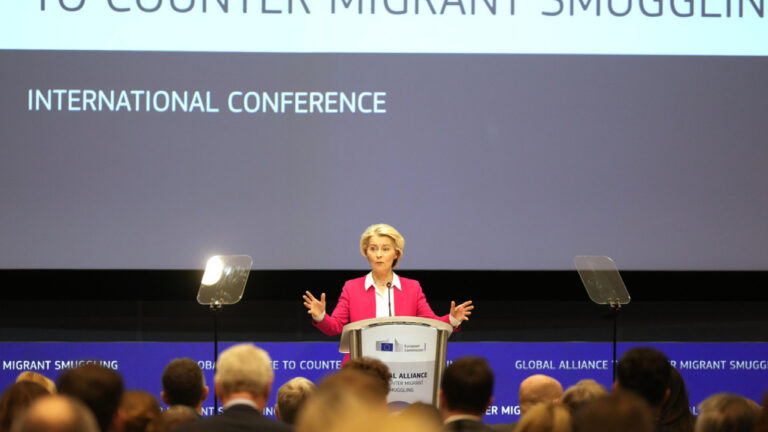 Ούρσουλα φον ντερ Λάιεν: Η Ευρώπη πρέπει να αποφασίζει ποιος εισέρχεται στην ΕΕ, όχι οι λαθρέμποροι