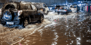 Πάνω από την Αττική τη νύχτα η κακοκαιρία Byron: Μηνύματα 112 σε όλη τη χώρα - Live η πορεία