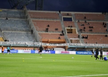 Πανό – μήνυμα προς Μπουση από τους οπαδούς του ΟΦΗ στο Παγκρήτιο: «Πρόεδρε αν δεν αντέχεις πούλησε»