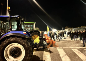 Παραμένουν στα αεροδρόμια της Κρήτης οι αγρότες: Τι ισχύει με τις πτήσεις σε Ηράκλειο και Χανιά