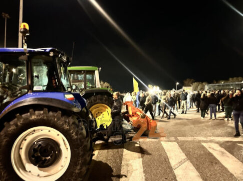 Παραμένουν στα αεροδρόμια της Κρήτης οι αγρότες: Τι ισχύει με τις πτήσεις σε Ηράκλειο και Χανιά