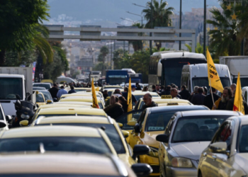 Παρατείνεται μέχρι το Σάββατο η απεργία των ταξί