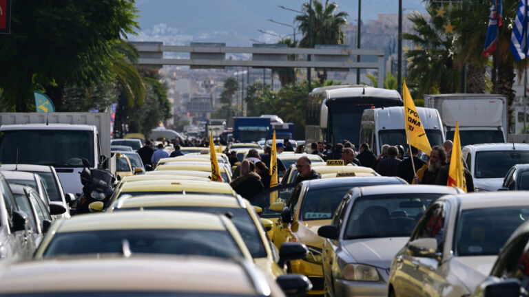 Παρατείνεται μέχρι το Σάββατο η απεργία των ταξί