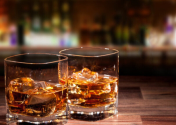 Πάτρα: Δεύτερη φορά συνελήφθη ιδιοκτήτρια καταστήματος για πώληση αλκοόλ σε ανήλικους