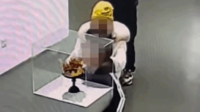 Πιτσιρικάς έσπασε ένα μοναδικό, χρυσό στέμμα σε έκθεση στο Πεκίνο (Βίντεο)