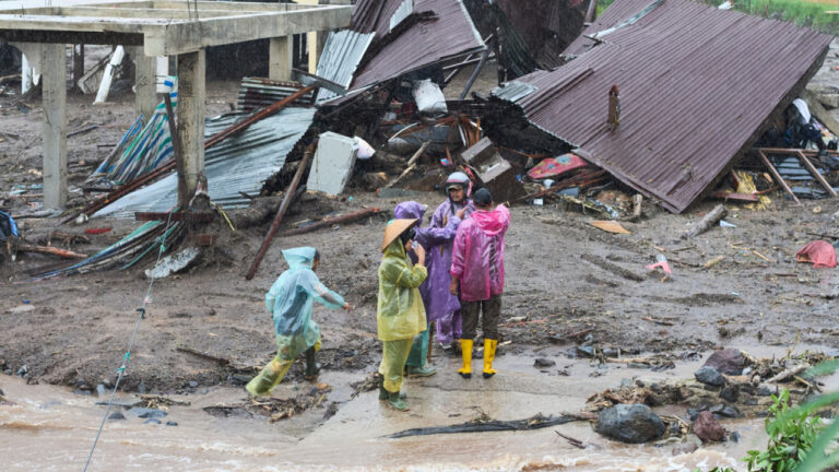 Πλημμύρες στην Ινδονησία: 950 νεκροί, πάνω από 270 αγνοούμενοι, 5.000 τραυματίες