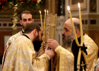 Πλήθος πιστών στη Μητρόπολη για τη Θεία Λειτουργία: Χοροστάτησε ο αρχιεπίσκοπος Ιερώνυμος - Δείτε φωτογραφίες