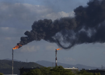 Politico: Η Ουάσινγκτον ρώτησε τις πετρελαϊκές εταιρείες αν θα επέστρεφαν στη Βενεζουέλα χωρίς τον Μαδούρο