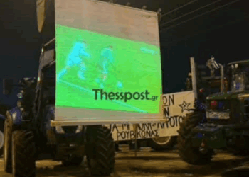 «Πράσινα Φανάρια»: Αγρότες βλέπουν τον ΠΑΟΚ από οθόνη πάνω σε τρακτέρ - Δείτε βίντεο