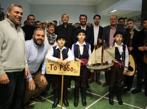 Πρωτοχρονιάτικα κάλαντα και ευχές πλημμύρισαν το Δημαρχείο Χανίων