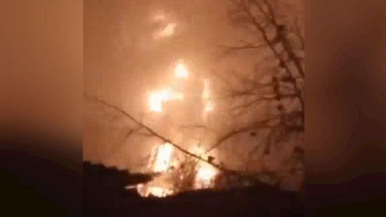 Πυρκαγιά σε αποθήκη πετρελαίου στη Ρωσία μετά από ουκρανική επίθεση με drones (video)