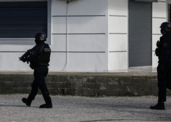 Πυροβολισμοί στο Ίλιον μεταξύ δύο οικογενειών Ρομά - Νύφη κατήγγειλε τον πεθερό της για απόπειρα βιασμού