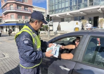 Ρέθυμνο: Αστυνομικοί μοίρασαν αλκοτέστ και συμβουλές για την πρόληψη ατυχημάτων