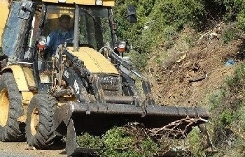 Ρέθυμνο: Εργασίες καθαρισμού τάφρων και πρανών στην Επαρχιακή Οδό 32