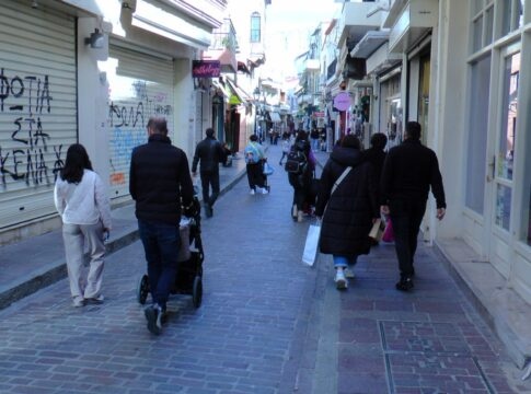 Ρέθυμνο: «Κυνήγι» προσφορών για επιλογές οικονομικών δώρων – Κορυφώνεται η κίνηση στην αγορά (Φωτογραφίες)