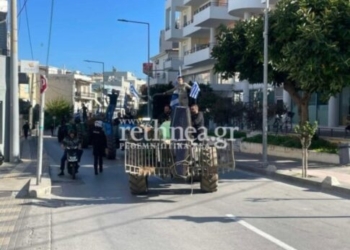 Ρέθυμνο: Με τρακτέρ και… φέρετρο στους δρόμους οι αγροτοκτηνοτρόφοι – Πέταξαν άχυρα στο γραφείο του Γ. Κεφαλογιάννη (φωτογραφίες)