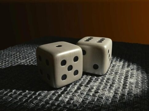 Ρέθυμνο: Τους έπιασαν να παίζουν ζάρια σε ταβέρνα