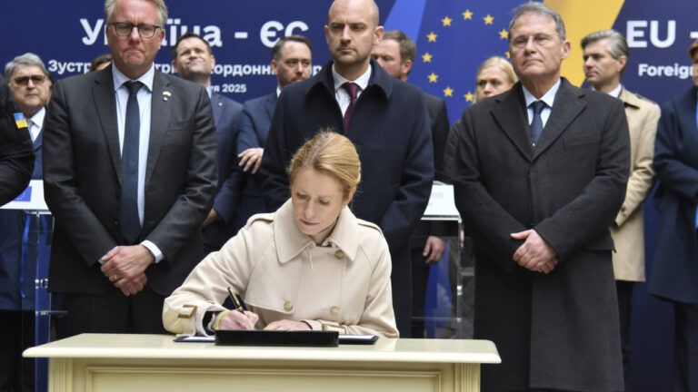 Reuters: Πώς θέλει η ΕΕ να χρησιμοποιήσει τα «παγωμένα» ρωσικά περιουσιακά στοιχεία για την Ουκρανία