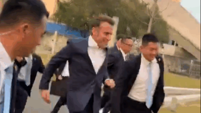 Run like the wind: Το... σπριντ του Μακρόν για να καταφέρει να χαιρετίσει Κινέζους πολίτες – Δείτε βίντεο