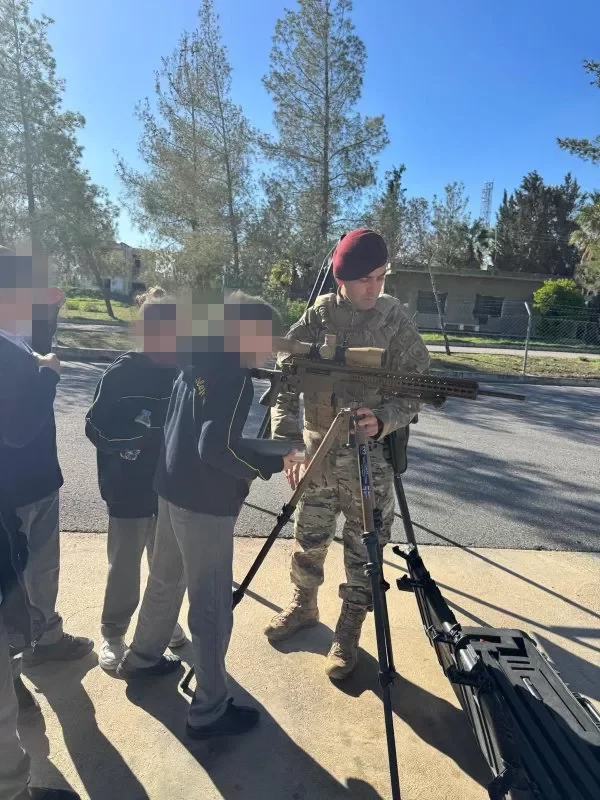 Σάλος στα Κατεχόμενα: Μικροί μαθητές πήγαν σε στρατόπεδο και φωτογραφήθηκαν κρατώντας όπλα