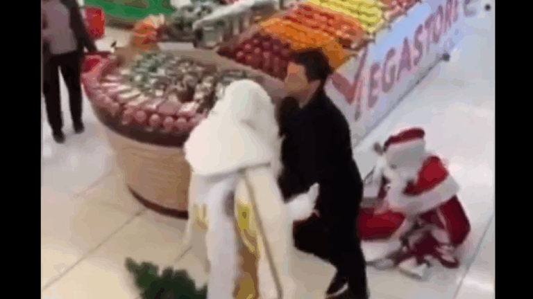 Santa american bar: Συμπλοκή... Άγιων Βασίληδων σε σούπερ μάρκετ – Δείτε βίντεο