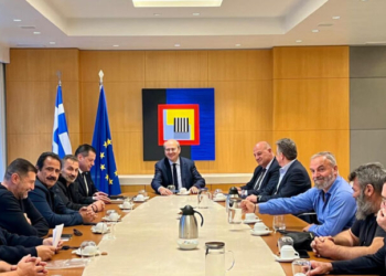 Σε εξέλιξη η συνάντηση Χατζηδάκη - Τσιάρα με αγρότες από την Κρήτη