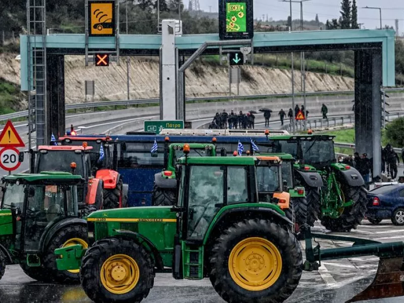 Αγρότες σε μπλόκο αυτοκινητόδρομου