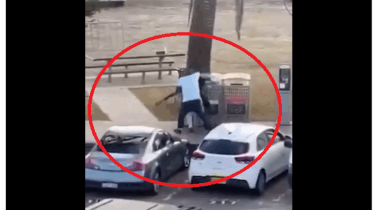 Σίδνεϊ: Φωτογραφία του Αυστραλού ήρωα που αφόπλισε έναν από τους δράστες να νοσηλεύεται