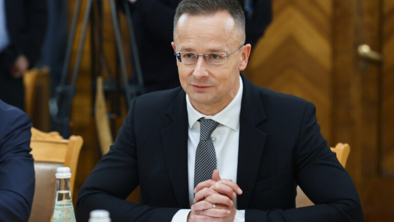 Σιγιάρτο: Zητά από τον Ρούτε να σταματήσει να «τροφοδοτεί τις πολεμικές εντάσεις»