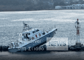 Σκάφος του Λιμενικού προσέκρουσε σε βράχια στην είσοδο του λιμανιού Βόλου - Δείτε βίντεο