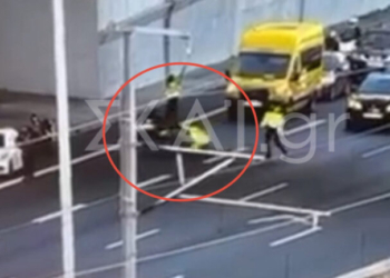 Σοκαριστικό βίντεο: Οδηγός μηχανής παρασέρνει τροχονόμο στην Αττική Οδό για να αποφύγει τον έλεγχο
