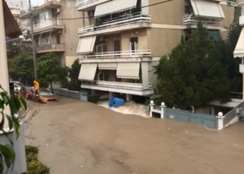 Σοβαρές ζημιές από τη χθεσινή κακοκαιρία σε πολυκατοικία στον Άλιμο – Δείτε βίντεο