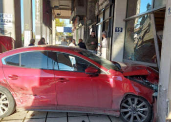 Σοβαρό τροχαίο στο κέντρο της Θεσσαλονίκης - IX κατέληξε σε είσοδο πολυκατοικίας