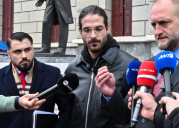 Στα δικαστήρια Τρίπολης ο Άρης Μουγκοπέτρος μετά τη μήνυση της συζύγου του – «Της είχε δοθεί panic button»
