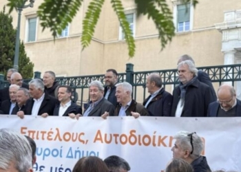 Στη συγκέντρωση διαμαρτυρίας της ΚΕΔΕ έξω από τη Βουλή ο Χάρης Μαμουλάκης