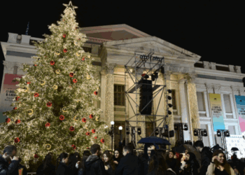 Στις 7/12 μεταφέρθηκε η φωταγώγηση του χριστουγεννιάτικου δέντρου στον Πειραιά