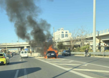 Στις φλόγες αυτοκίνητο στη νέα Παραλιακή (Βίντεο)