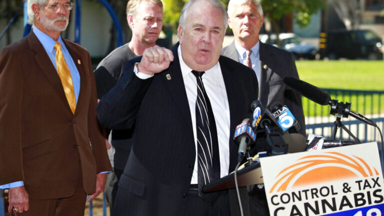 Στίβεν Ντάουνινγκ: Πέθανε ο παραγωγός του MacGyver- Η «κόκκινη γραμμή» του στο σενάριο της εμβληματικής σειράς