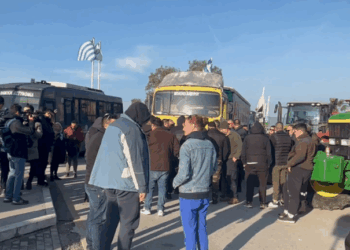Στο λιμάνι του Βόλου τα πρώτα τρακτέρ: «Να αποχωρήσουν τα ΜΑΤ» - Βίντεο από τις διαπραγματεύσεις με την ΕΛ.ΑΣ