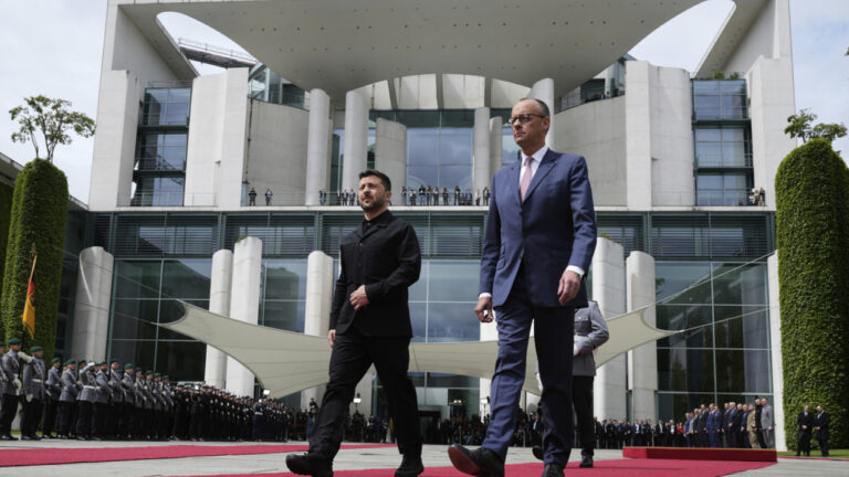 Στο Βερολίνο τη Δευτέρα ο Ζελένσκι - Θα συναντηθεί με τον καγκελάριο Μερτς