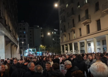 Συγκέντρωση αγροτών και κτηνοτρόφων έξω από το υπουργείο Αγροτικής Ανάπτυξης