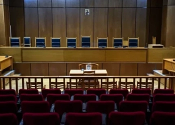 Συμβασιούχοι στους δήμους: Θα αποφασίζουν οι νομικές υπηρεσίες για το μέλλον τους;