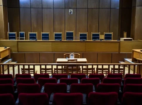 Συμβασιούχοι στους δήμους: Θα αποφασίζουν οι νομικές υπηρεσίες για το μέλλον τους;